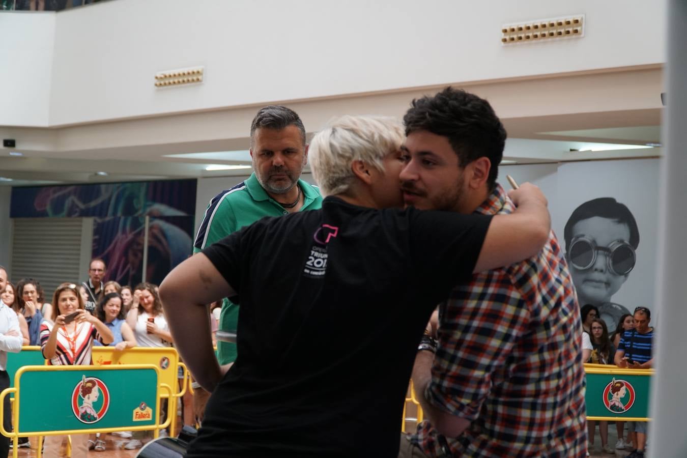 El cantante Cepeda, que se dio a conocer en 'Operación Triunfo' y 'La Voz' ha firmado discos y se ha fotografiado con cientos de seguidores en el Centro Comercial Gran Turia de Xirivella (Valencia).