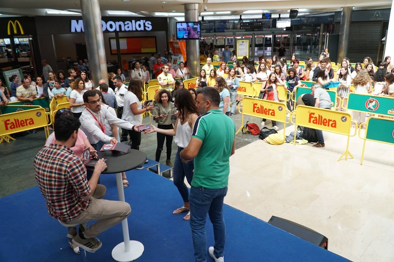 El cantante Cepeda, que se dio a conocer en 'Operación Triunfo' y 'La Voz' ha firmado discos y se ha fotografiado con cientos de seguidores en el Centro Comercial Gran Turia de Xirivella (Valencia).