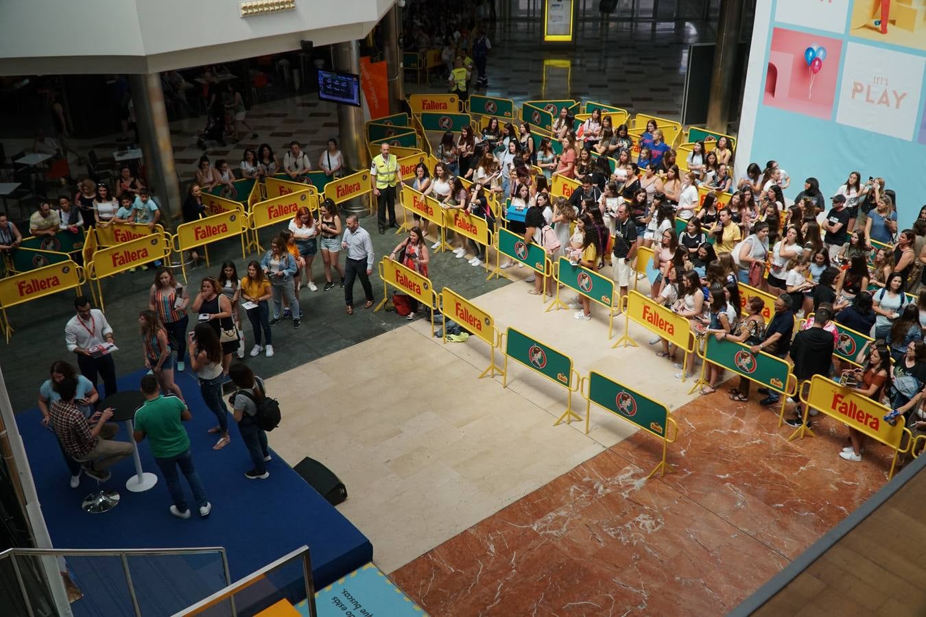 El cantante Cepeda, que se dio a conocer en 'Operación Triunfo' y 'La Voz' ha firmado discos y se ha fotografiado con cientos de seguidores en el Centro Comercial Gran Turia de Xirivella (Valencia).