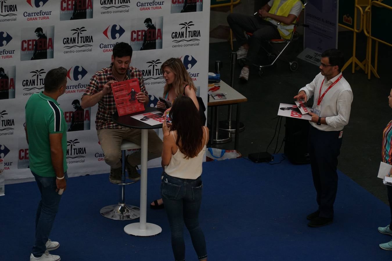 El cantante Cepeda, que se dio a conocer en 'Operación Triunfo' y 'La Voz' ha firmado discos y se ha fotografiado con cientos de seguidores en el Centro Comercial Gran Turia de Xirivella (Valencia).
