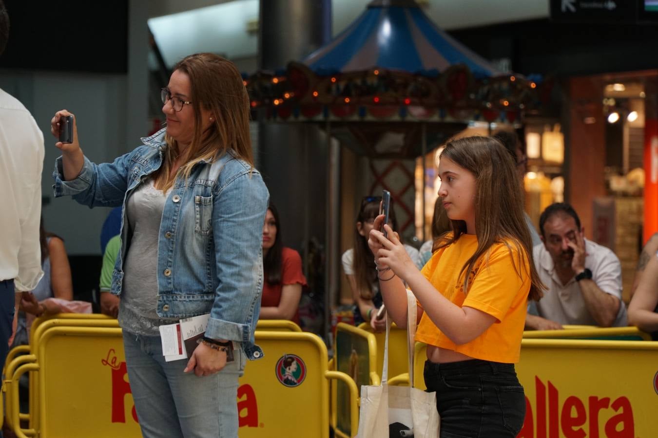 El cantante Cepeda, que se dio a conocer en 'Operación Triunfo' y 'La Voz' ha firmado discos y se ha fotografiado con cientos de seguidores en el Centro Comercial Gran Turia de Xirivella (Valencia).