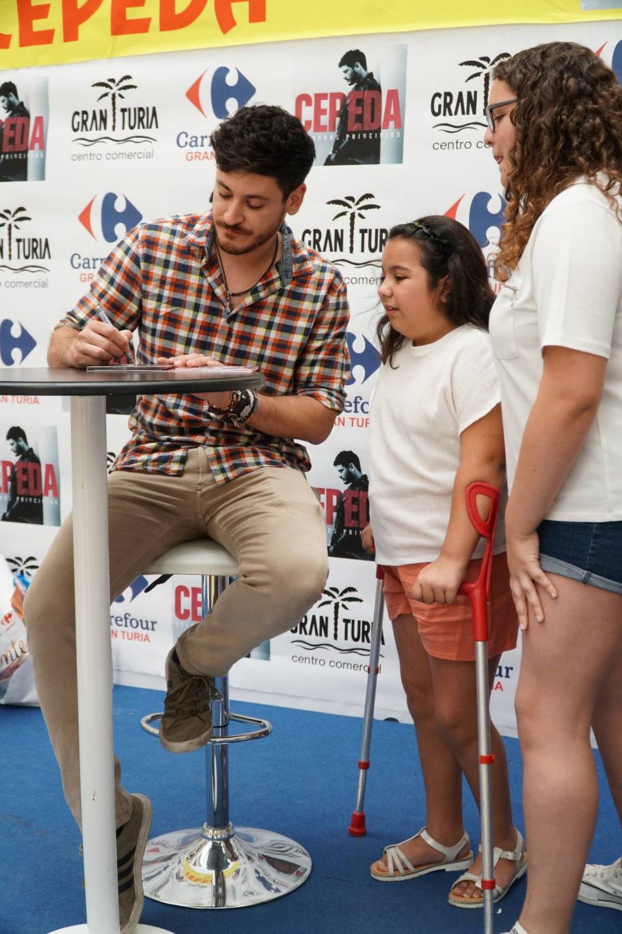 El cantante Cepeda, que se dio a conocer en 'Operación Triunfo' y 'La Voz' ha firmado discos y se ha fotografiado con cientos de seguidores en el Centro Comercial Gran Turia de Xirivella (Valencia).