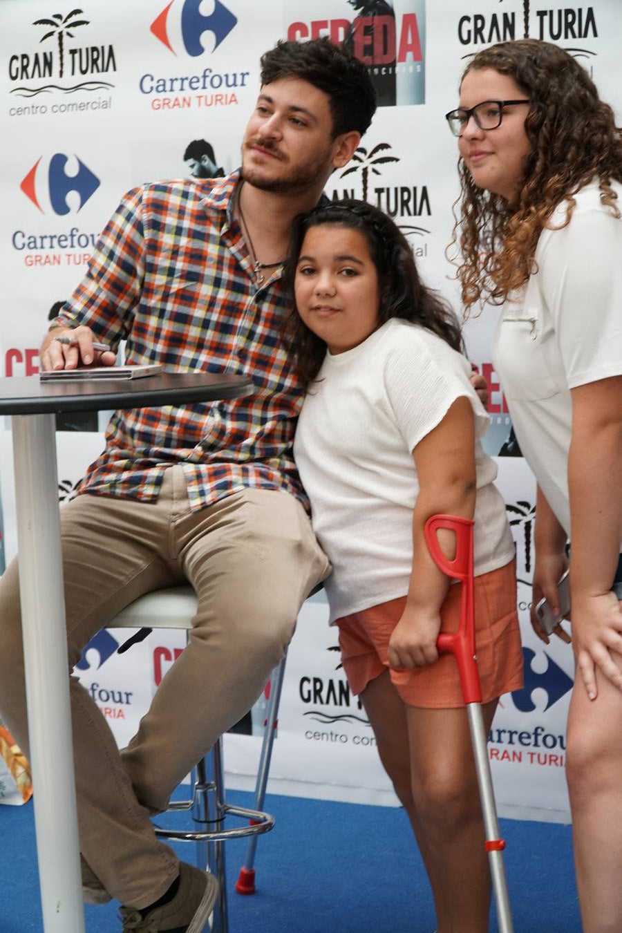 El cantante Cepeda, que se dio a conocer en 'Operación Triunfo' y 'La Voz' ha firmado discos y se ha fotografiado con cientos de seguidores en el Centro Comercial Gran Turia de Xirivella (Valencia).