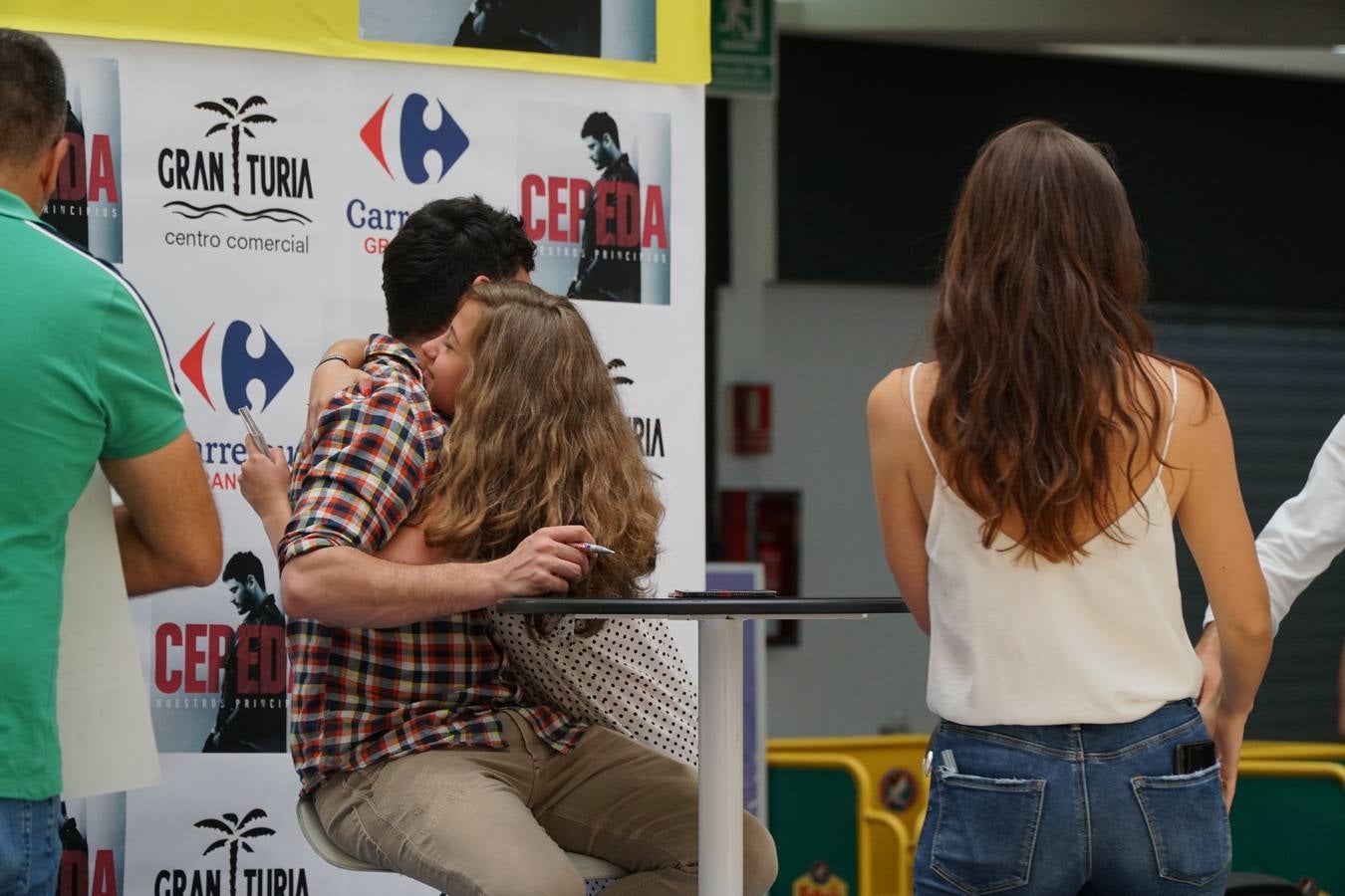 El cantante Cepeda, que se dio a conocer en 'Operación Triunfo' y 'La Voz' ha firmado discos y se ha fotografiado con cientos de seguidores en el Centro Comercial Gran Turia de Xirivella (Valencia).