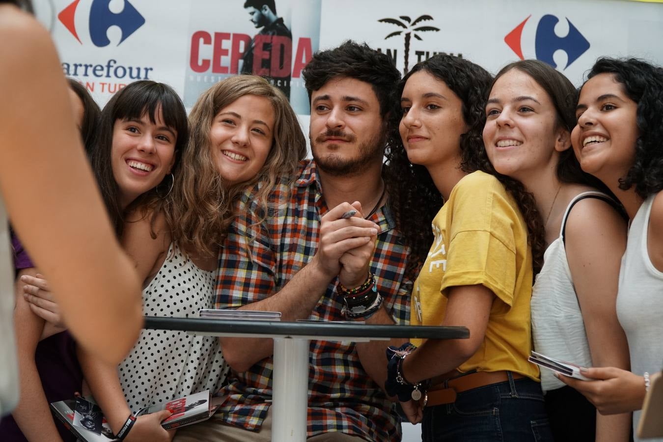 El cantante Cepeda, que se dio a conocer en 'Operación Triunfo' y 'La Voz' ha firmado discos y se ha fotografiado con cientos de seguidores en el Centro Comercial Gran Turia de Xirivella (Valencia).