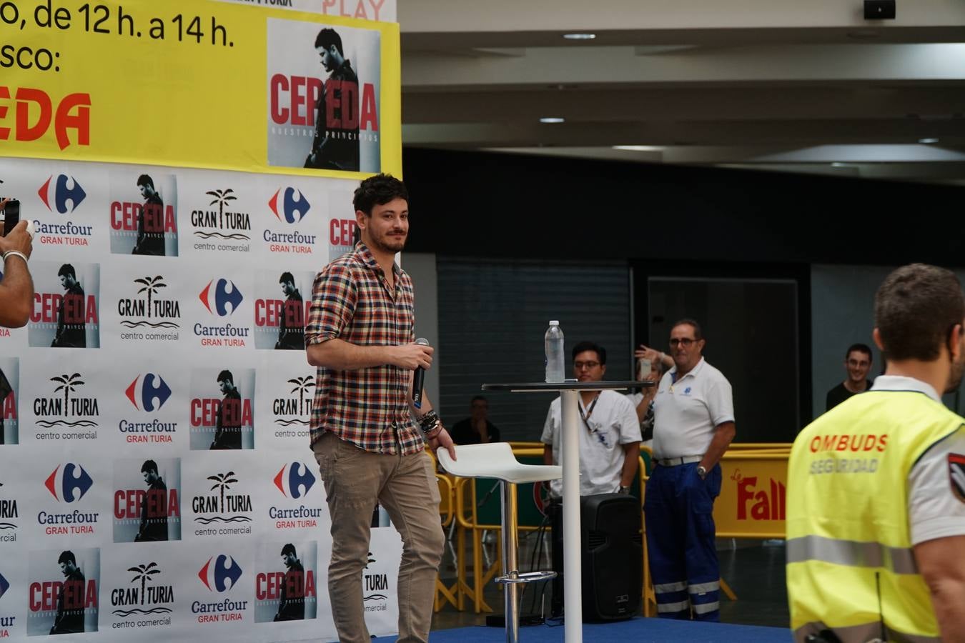 El cantante Cepeda, que se dio a conocer en 'Operación Triunfo' y 'La Voz' ha firmado discos y se ha fotografiado con cientos de seguidores en el Centro Comercial Gran Turia de Xirivella (Valencia).