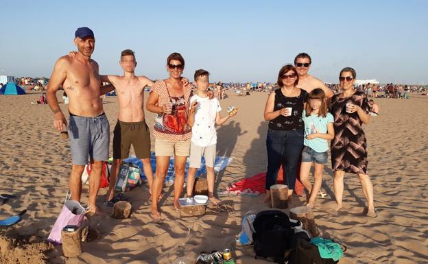 Laslo Dohos y su familia en la playa este domingo.