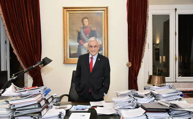 Imagen principal - El presidente de Chile durante varios momentos de la entrevista.