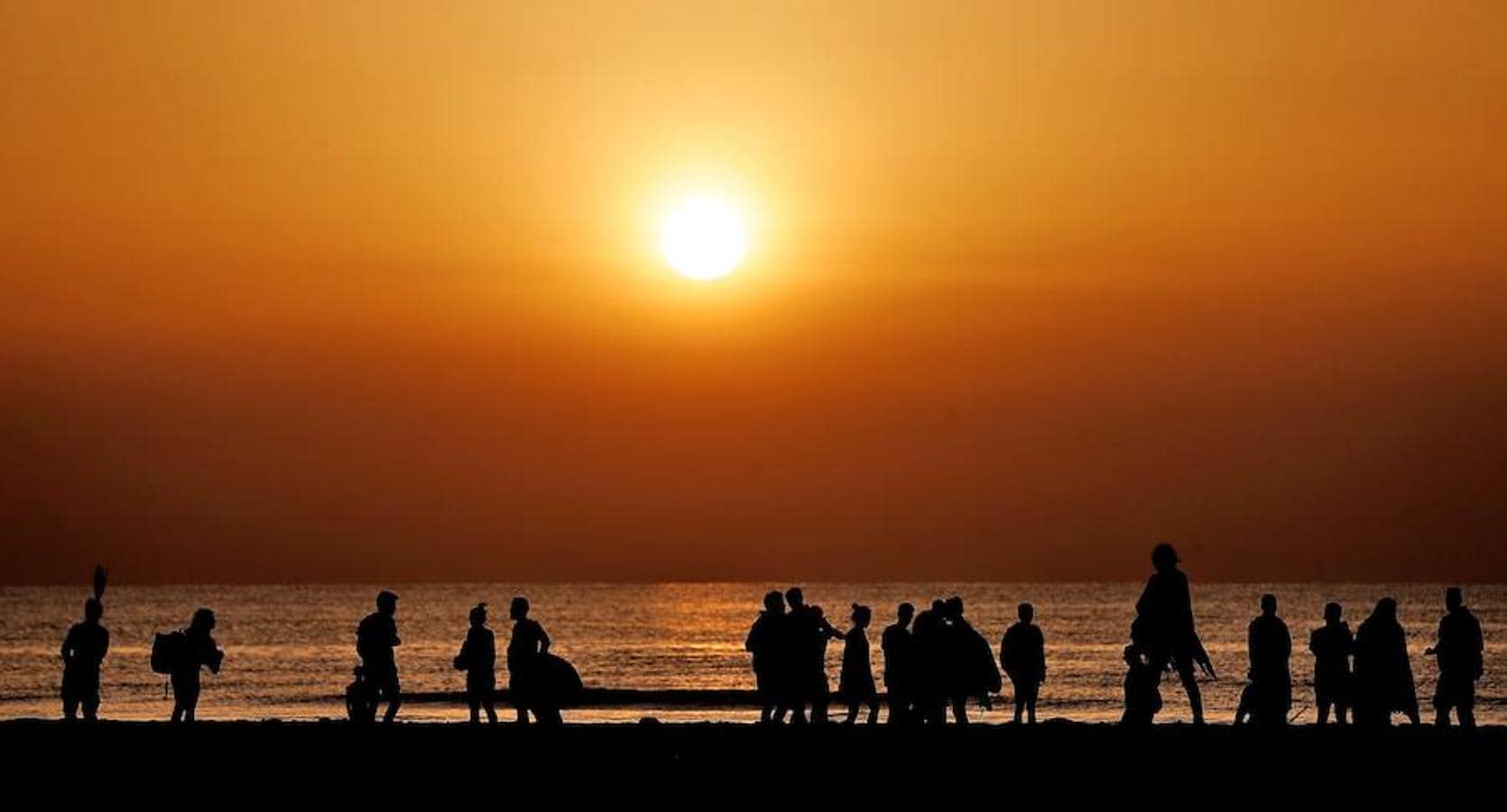 Esta noche las playas de la Comunitat Valenciana se llenan de hogueras para festejar San Juan 2019. La Malvarrosa, la Patacona y Pinedo viven desde primera hora de esta tarde una intensa afluencia de gente. A las 18:00 horas ha empezado el reparto gratuito de leña en Valencia para comenzar con la tradición de montar la hoguera. La fiesta continuará hasta bien entrada la madrugada, después de uno de los momentos más mágicos de la fiesta: saltar las olas.