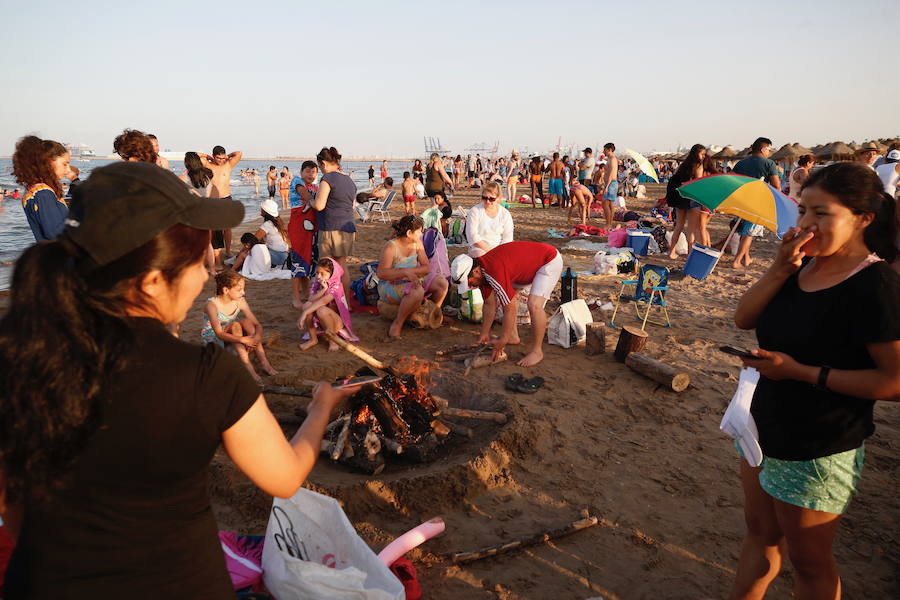 Esta noche las playas de la Comunitat Valenciana se llenan de hogueras para festejar San Juan 2019. La Malvarrosa, la Patacona y Pinedo viven desde primera hora de esta tarde una intensa afluencia de gente. A las 18:00 horas ha empezado el reparto gratuito de leña en Valencia para comenzar con la tradición de montar la hoguera. La fiesta continuará hasta bien entrada la madrugada, después de uno de los momentos más mágicos de la fiesta: saltar las olas.