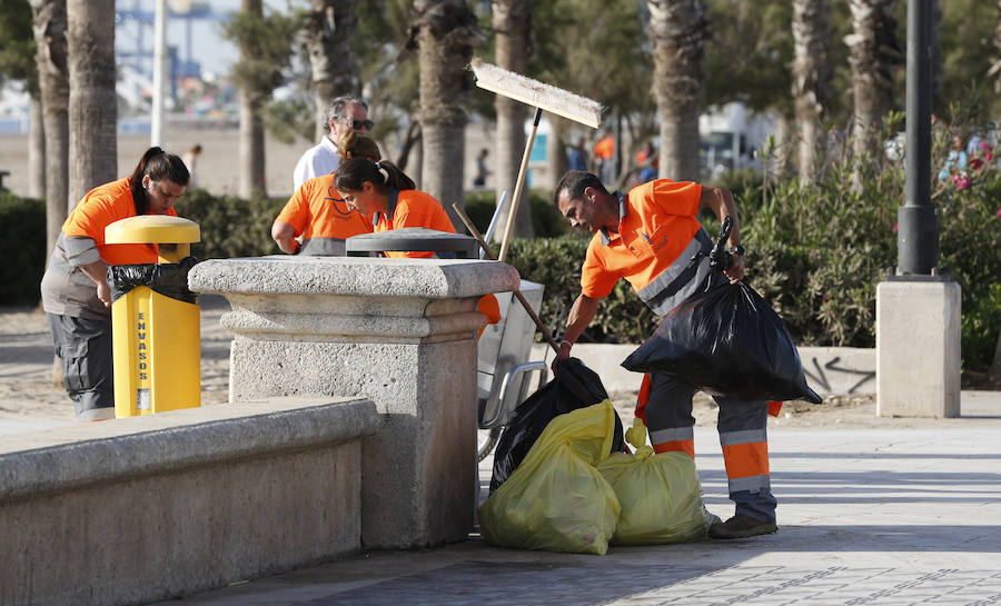 Esta noche las playas de la Comunitat Valenciana se llenan de hogueras para festejar San Juan 2019. La Malvarrosa, la Patacona y Pinedo viven desde primera hora de esta tarde una intensa afluencia de gente. A las 18:00 horas ha empezado el reparto gratuito de leña en Valencia para comenzar con la tradición de montar la hoguera. La fiesta continuará hasta bien entrada la madrugada, después de uno de los momentos más mágicos de la fiesta: saltar las olas.