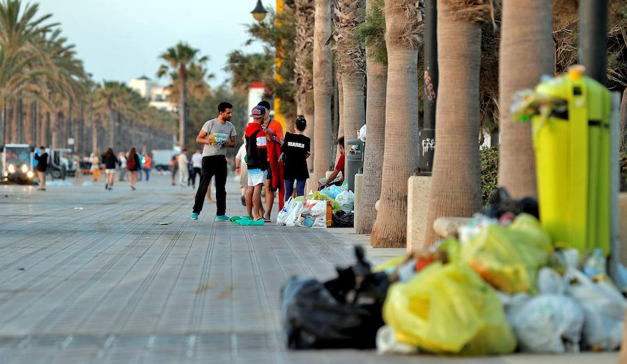 Esta noche las playas de la Comunitat Valenciana se llenan de hogueras para festejar San Juan 2019. La Malvarrosa, la Patacona y Pinedo viven desde primera hora de esta tarde una intensa afluencia de gente. A las 18:00 horas ha empezado el reparto gratuito de leña en Valencia para comenzar con la tradición de montar la hoguera. La fiesta continuará hasta bien entrada la madrugada, después de uno de los momentos más mágicos de la fiesta: saltar las olas.