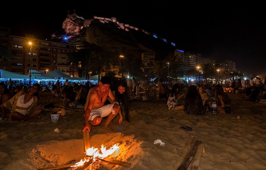 Esta noche las playas de la Comunitat Valenciana se llenan de hogueras para festejar San Juan 2019. La Malvarrosa, la Patacona y Pinedo viven desde primera hora de esta tarde una intensa afluencia de gente. A las 18:00 horas ha empezado el reparto gratuito de leña en Valencia para comenzar con la tradición de montar la hoguera. La fiesta continuará hasta bien entrada la madrugada, después de uno de los momentos más mágicos de la fiesta: saltar las olas.