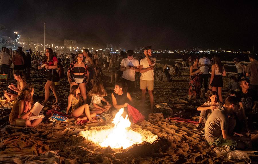 Esta noche las playas de la Comunitat Valenciana se llenan de hogueras para festejar San Juan 2019. La Malvarrosa, la Patacona y Pinedo viven desde primera hora de esta tarde una intensa afluencia de gente. A las 18:00 horas ha empezado el reparto gratuito de leña en Valencia para comenzar con la tradición de montar la hoguera. La fiesta continuará hasta bien entrada la madrugada, después de uno de los momentos más mágicos de la fiesta: saltar las olas.