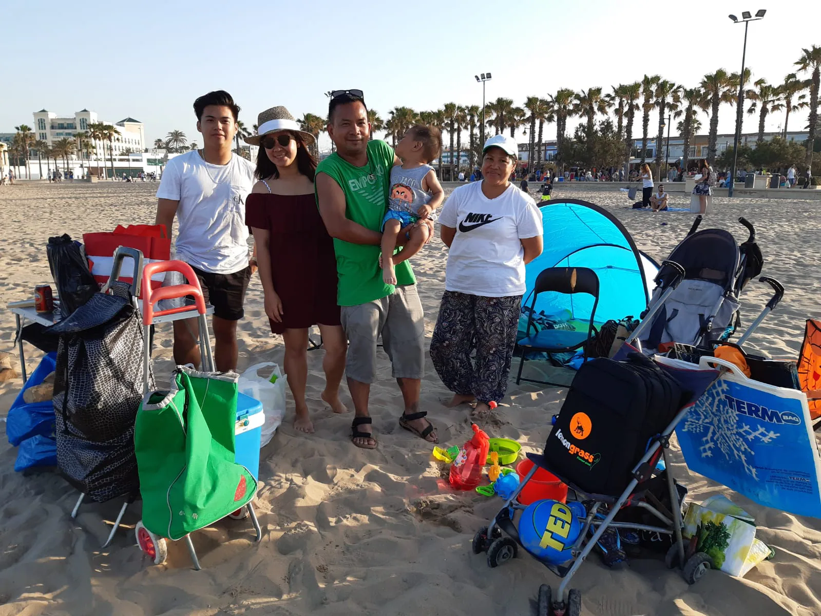 Esta noche las playas de la Comunitat Valenciana se llenan de hogueras para festejar San Juan 2019. La Malvarrosa, la Patacona y Pinedo viven desde primera hora de esta tarde una intensa afluencia de gente. A las 18:00 horas ha empezado el reparto gratuito de leña en Valencia para comenzar con la tradición de montar la hoguera. La fiesta continuará hasta bien entrada la madrugada, después de uno de los momentos más mágicos de la fiesta: saltar las olas.