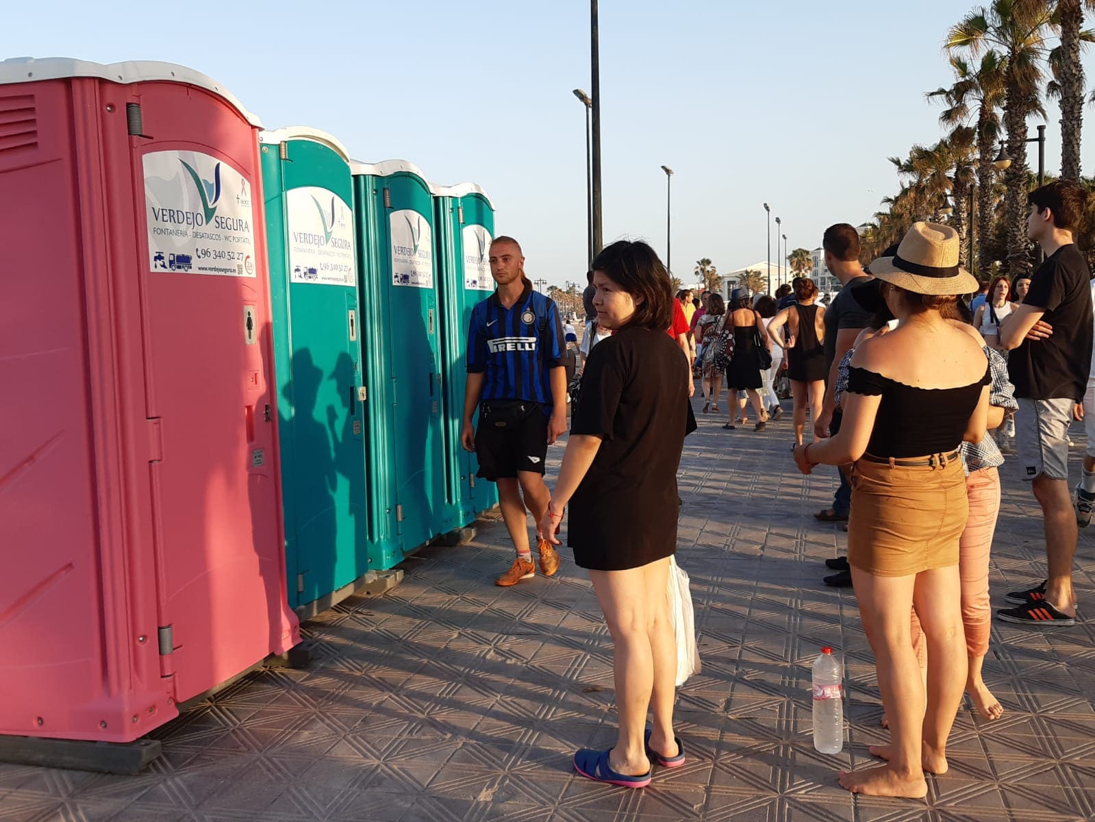 Esta noche las playas de la Comunitat Valenciana se llenan de hogueras para festejar San Juan 2019. La Malvarrosa, la Patacona y Pinedo viven desde primera hora de esta tarde una intensa afluencia de gente. A las 18:00 horas ha empezado el reparto gratuito de leña en Valencia para comenzar con la tradición de montar la hoguera. La fiesta continuará hasta bien entrada la madrugada, después de uno de los momentos más mágicos de la fiesta: saltar las olas.