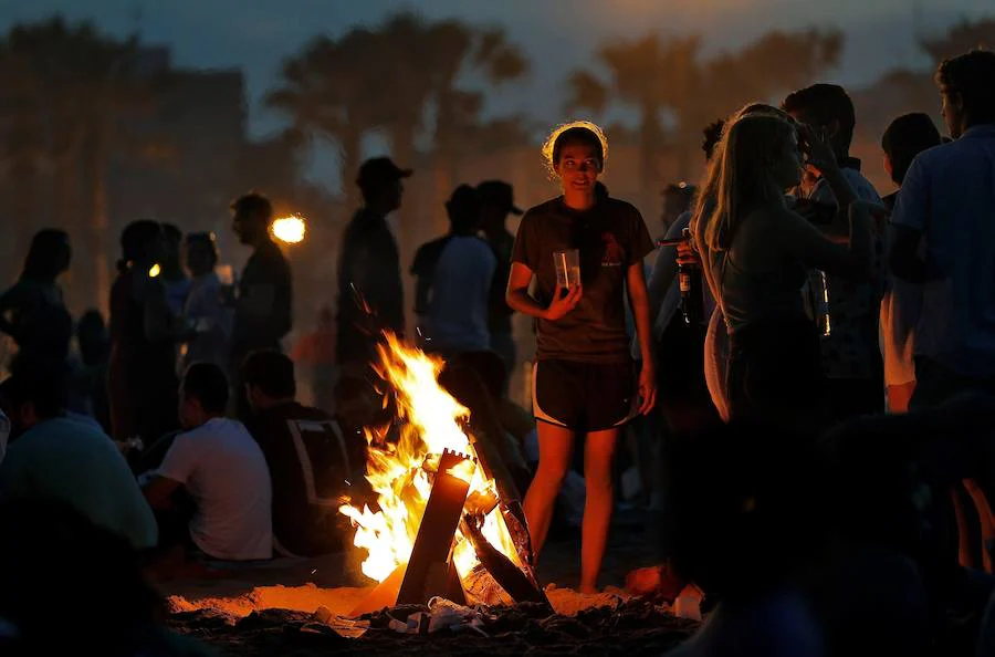 Esta noche las playas de la Comunitat Valenciana se llenan de hogueras para festejar San Juan 2019. La Malvarrosa, la Patacona y Pinedo viven desde primera hora de esta tarde una intensa afluencia de gente. A las 18:00 horas ha empezado el reparto gratuito de leña en Valencia para comenzar con la tradición de montar la hoguera. La fiesta continuará hasta bien entrada la madrugada, después de uno de los momentos más mágicos de la fiesta: saltar las olas.