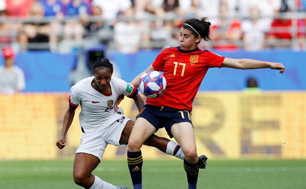 Lucía García pugna con Crystal Dunn, de Estados Unidos