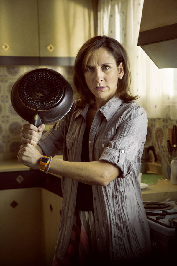 Lourdes (Malena Alterio) | Lourdes es la mejor amiga de Mayte (Toni Acosta), y como buenas amigas, se complementan a la perfección. La determinación, la templanza y el carácter que le falta a Mayte son parte del ADN de Lourdes. Es una líder nata. Funcionaria de las de toda la vida, trabaja haciendo DNI en la comisaría del barrio. Su problema es que no tiene filtro y la sinceridad le brota a chorros. Está al borde del desahucio después de que el viejo edificio donde vive lo haya comprado una inmobiliaria del barrio. Tiene una hija china adoptada llamada Mari Carmen, muy resabida y con respuestas para todo.