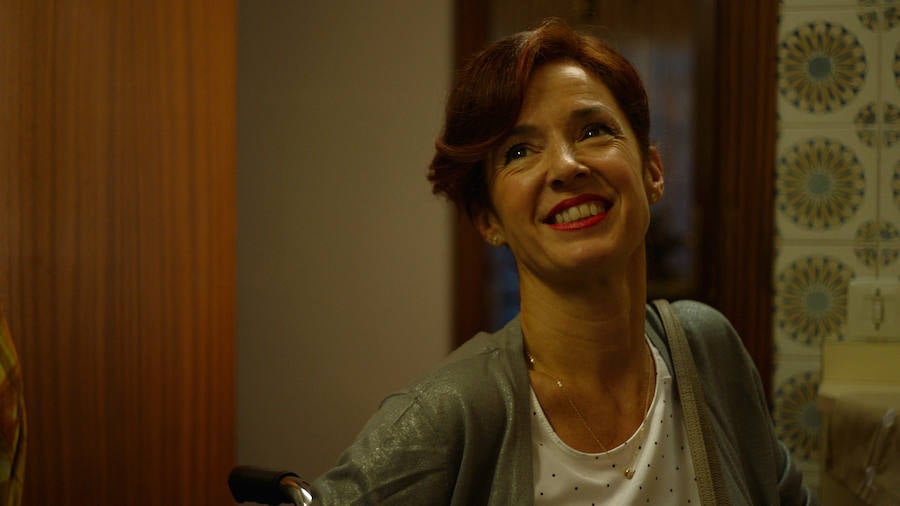 Elvira (Marta Belenguer) | Dueña del edificio donde vive Lourdes (Malena Alterio) y principal competidora de Mayte (Toni Acosta) en la venta de Turbothunders. Junto a su marido, Pedro, Elvira ansía desalojar a Lourdes y su familia lo antes posible de su casa y hacerse aún más rica con la venta de pisos de lujo, algo que Lourdes no está dispuesta a consentir.