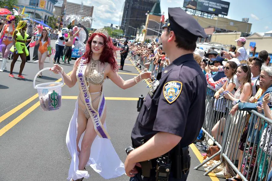 Fotos: Así es el loco desfile de sirenas de Coney Island