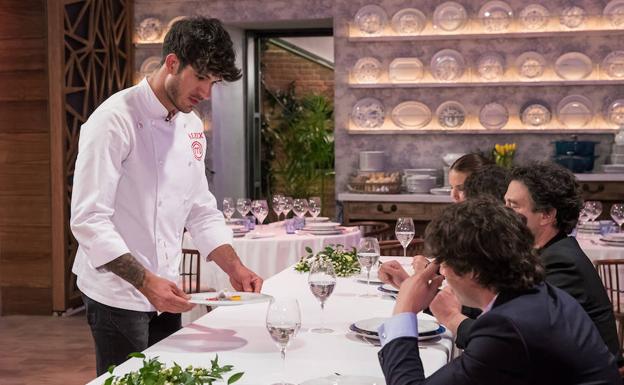 Aleix presenta uno de sus platos al jurado del programa.