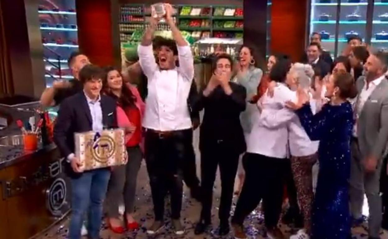 Aleix celebra su victoria en la final de 'Masterchef 7'.