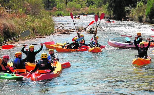 Un grupo organizado realiza la bajada del río Cabriel en kayak.