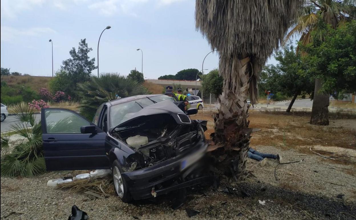 Vehiculo accidentado tras saltarse un control policial en Valencia.