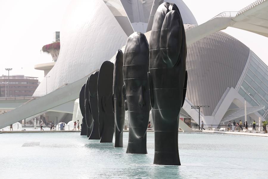 Minna, Isabella, Laura Asia, Maria, Laurelle, Carla y Silvia. Son los nombres de las grandes esculturas del artista Jaume Plensa que desde este jueves 26 de junio lucen en la Ciudad de las Ciencias de Valencia. La exposición, que se podrá ver hasta el 3 de noviembre, es todo un «homenaje a la feminidad», ha dicho el artista barcelonés. Plensa ha descrito la muestra, creada para Valencia, como una celebración de la mujer «en su diversidad». El creador ha vuelto a la capital del Turia tras más de una década para quedarse. La propia Hortensia Herrero ha afirmado que comprará «dos de estas cabezas escultóricas: una a título personal y otra al de la Fundación».