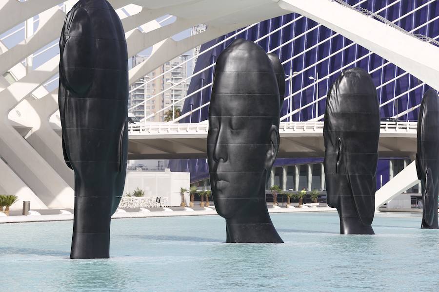 Minna, Isabella, Laura Asia, Maria, Laurelle, Carla y Silvia. Son los nombres de las grandes esculturas del artista Jaume Plensa que desde este jueves 26 de junio lucen en la Ciudad de las Ciencias de Valencia. La exposición, que se podrá ver hasta el 3 de noviembre, es todo un «homenaje a la feminidad», ha dicho el artista barcelonés. Plensa ha descrito la muestra, creada para Valencia, como una celebración de la mujer «en su diversidad». El creador ha vuelto a la capital del Turia tras más de una década para quedarse. La propia Hortensia Herrero ha afirmado que comprará «dos de estas cabezas escultóricas: una a título personal y otra al de la Fundación».