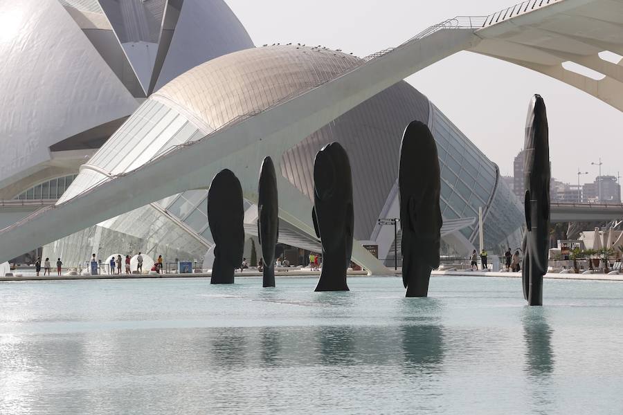 Minna, Isabella, Laura Asia, Maria, Laurelle, Carla y Silvia. Son los nombres de las grandes esculturas del artista Jaume Plensa que desde este jueves 26 de junio lucen en la Ciudad de las Ciencias de Valencia. La exposición, que se podrá ver hasta el 3 de noviembre, es todo un «homenaje a la feminidad», ha dicho el artista barcelonés. Plensa ha descrito la muestra, creada para Valencia, como una celebración de la mujer «en su diversidad». El creador ha vuelto a la capital del Turia tras más de una década para quedarse. La propia Hortensia Herrero ha afirmado que comprará «dos de estas cabezas escultóricas: una a título personal y otra al de la Fundación».