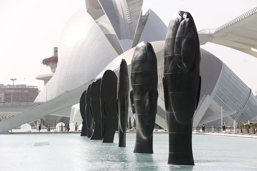 Minna, Isabella, Laura Asia, Maria, Laurelle, Carla y Silvia. Son los nombres de las grandes esculturas del artista Jaume Plensa que desde este jueves 26 de junio lucen en la Ciudad de las Ciencias de Valencia. La exposición, que se podrá ver hasta el 3 de noviembre, es todo un «homenaje a la feminidad», ha dicho el artista barcelonés. Plensa ha descrito la muestra, creada para Valencia, como una celebración de la mujer «en su diversidad». El creador ha vuelto a la capital del Turia tras más de una década para quedarse. La propia Hortensia Herrero ha afirmado que comprará «dos de estas cabezas escultóricas: una a título personal y otra al de la Fundación».