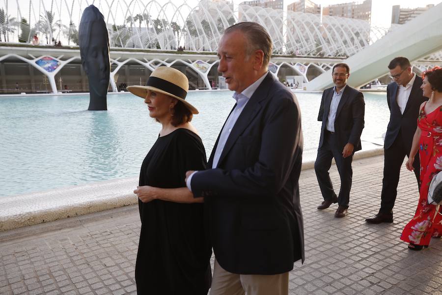 Minna, Isabella, Laura Asia, Maria, Laurelle, Carla y Silvia. Son los nombres de las grandes esculturas del artista Jaume Plensa que desde este jueves 26 de junio lucen en la Ciudad de las Ciencias de Valencia. La exposición, que se podrá ver hasta el 3 de noviembre, es todo un «homenaje a la feminidad», ha dicho el artista barcelonés. Plensa ha descrito la muestra, creada para Valencia, como una celebración de la mujer «en su diversidad». El creador ha vuelto a la capital del Turia tras más de una década para quedarse. La propia Hortensia Herrero ha afirmado que comprará «dos de estas cabezas escultóricas: una a título personal y otra al de la Fundación».