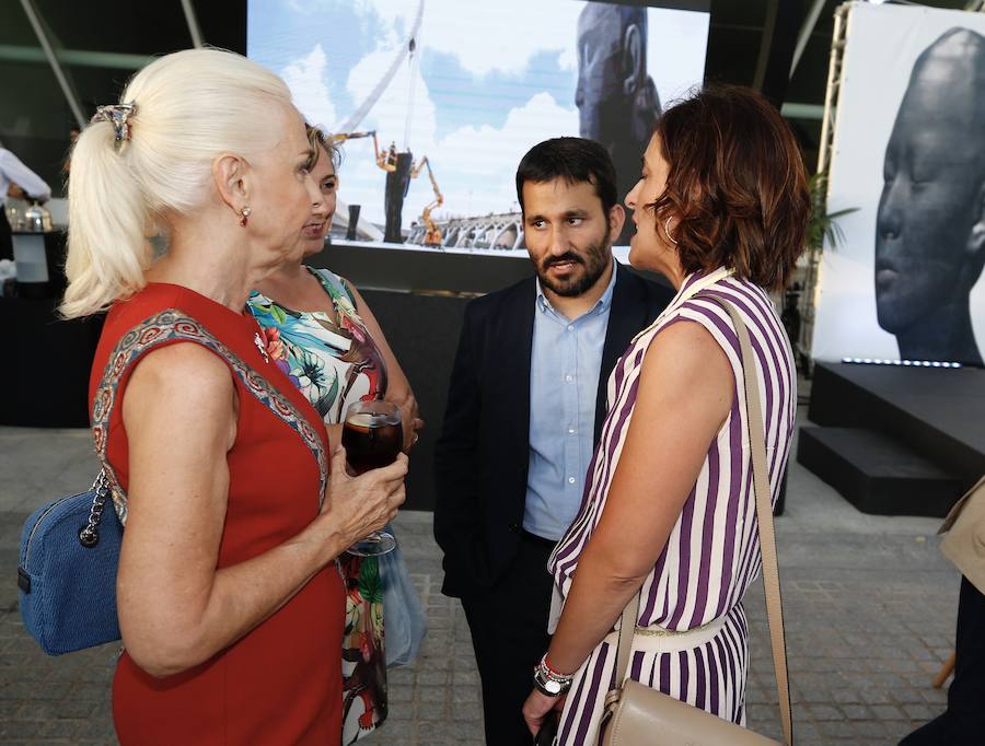 Minna, Isabella, Laura Asia, Maria, Laurelle, Carla y Silvia. Son los nombres de las grandes esculturas del artista Jaume Plensa que desde este jueves 26 de junio lucen en la Ciudad de las Ciencias de Valencia. La exposición, que se podrá ver hasta el 3 de noviembre, es todo un «homenaje a la feminidad», ha dicho el artista barcelonés. Plensa ha descrito la muestra, creada para Valencia, como una celebración de la mujer «en su diversidad». El creador ha vuelto a la capital del Turia tras más de una década para quedarse. La propia Hortensia Herrero ha afirmado que comprará «dos de estas cabezas escultóricas: una a título personal y otra al de la Fundación».