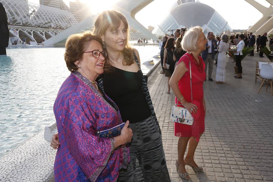 Minna, Isabella, Laura Asia, Maria, Laurelle, Carla y Silvia. Son los nombres de las grandes esculturas del artista Jaume Plensa que desde este jueves 26 de junio lucen en la Ciudad de las Ciencias de Valencia. La exposición, que se podrá ver hasta el 3 de noviembre, es todo un «homenaje a la feminidad», ha dicho el artista barcelonés. Plensa ha descrito la muestra, creada para Valencia, como una celebración de la mujer «en su diversidad». El creador ha vuelto a la capital del Turia tras más de una década para quedarse. La propia Hortensia Herrero ha afirmado que comprará «dos de estas cabezas escultóricas: una a título personal y otra al de la Fundación».