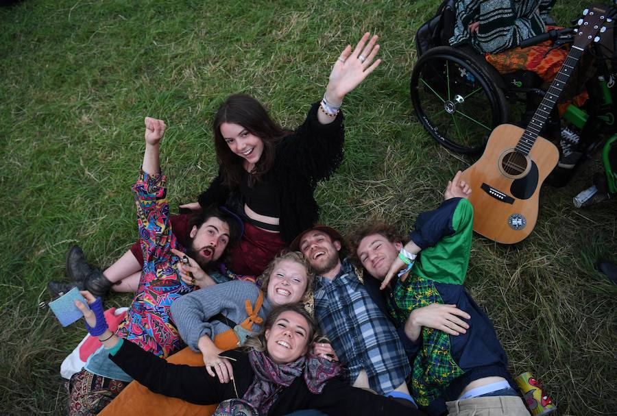 La localidad inglesa de Worthy Farm celebra este fin de semana el conocido Glastonbury, el festival 'greenfield' más grande del mundo. Más de dos millones de personas se inscribieron para conseguir una de las 135.000 entradas que se pusieron a la venta y se agotaron por completo. El carácter de este festival es la libertad y la despreocupación que reina en el recinto, todo lo necesario para disfrutar sin reglas de actuaciones destacadas como las de Kylie o Janet Jackson, entre otros. 