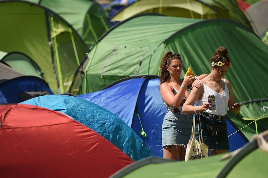 La localidad inglesa de Worthy Farm celebra este fin de semana el conocido Glastonbury, el festival 'greenfield' más grande del mundo. Más de dos millones de personas se inscribieron para conseguir una de las 135.000 entradas que se pusieron a la venta y se agotaron por completo. El carácter de este festival es la libertad y la despreocupación que reina en el recinto, todo lo necesario para disfrutar sin reglas de actuaciones destacadas como las de Kylie o Janet Jackson, entre otros. 