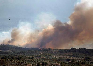 Imagen secundaria 1 - Los bomberos consiguen estabilizar el 80% del incendio de Tarragona