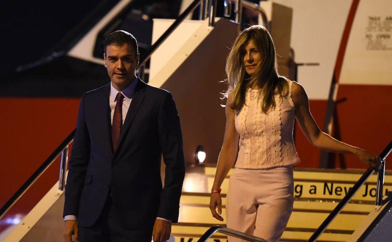 El presidente del Gobierno, Pedro Sánchez, junto a su mujer a la llegada al aeropuerto de Osaka. 