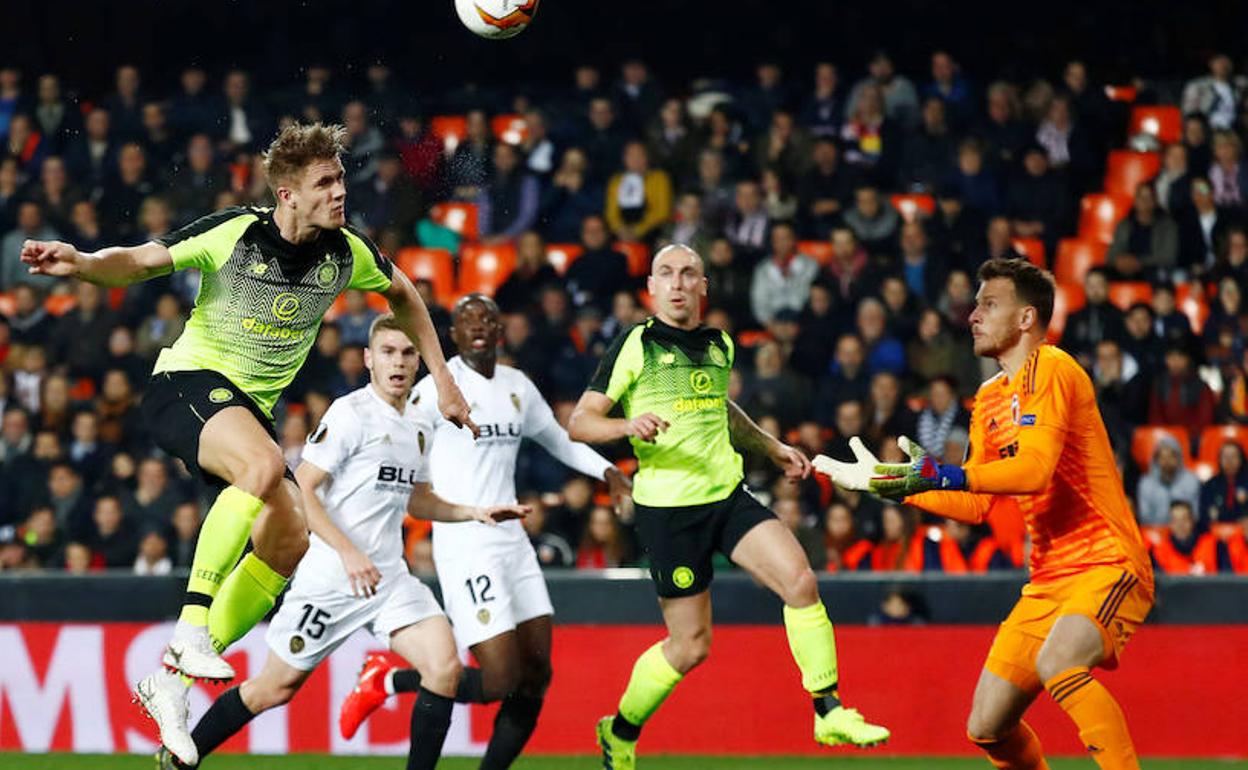 Neto en el partido de vuelta de Europa League ante el Celtic.