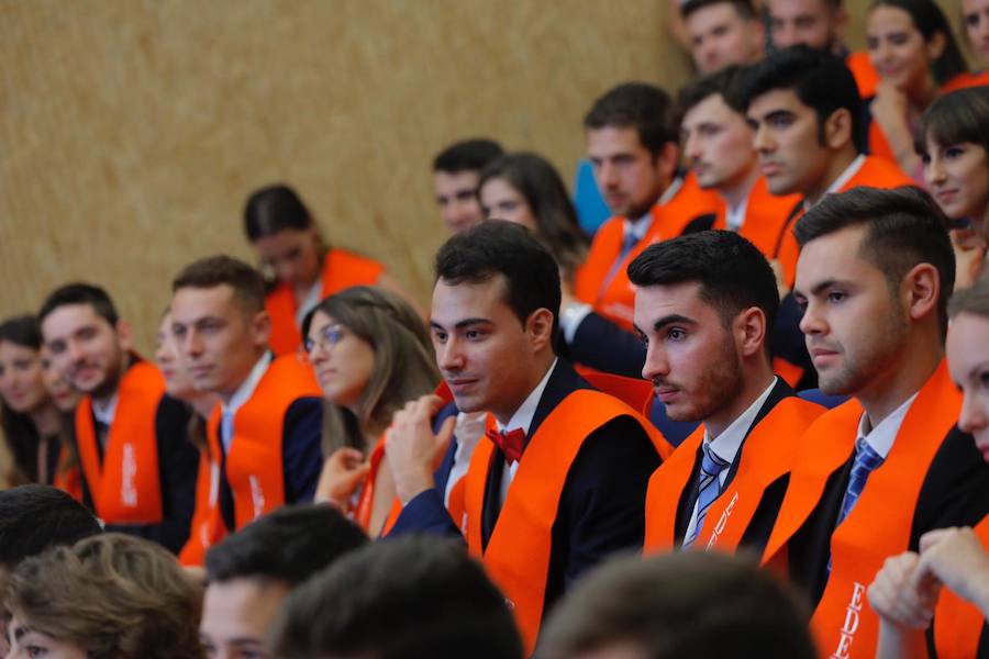 EDEM Escuela de Empresarios ha organizado esta tarde la graduación de la primera promoción del Grado en Ingeniería y Gestión Empresarial (IGE), titulación adscrita a la Universitat Politècnica de Valencia (UPV), y de la cuarta promoción del Grado en ADE para Emprendedores, adscrito a la Universitat de València (UV). Fernando Roig, presidente del Grupo Pamesa y del Villarreal CF, ha apadrinado a los estudiantes recién egresados.