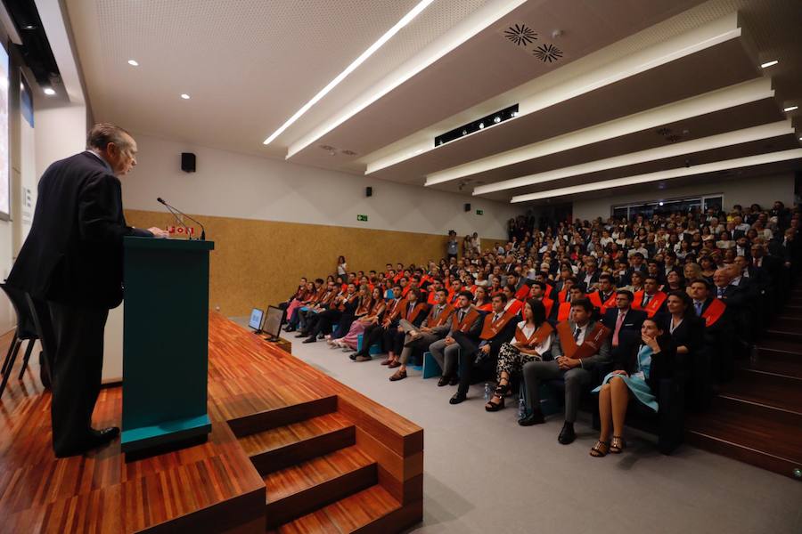 EDEM Escuela de Empresarios ha organizado esta tarde la graduación de la primera promoción del Grado en Ingeniería y Gestión Empresarial (IGE), titulación adscrita a la Universitat Politècnica de Valencia (UPV), y de la cuarta promoción del Grado en ADE para Emprendedores, adscrito a la Universitat de València (UV). Fernando Roig, presidente del Grupo Pamesa y del Villarreal CF, ha apadrinado a los estudiantes recién egresados.