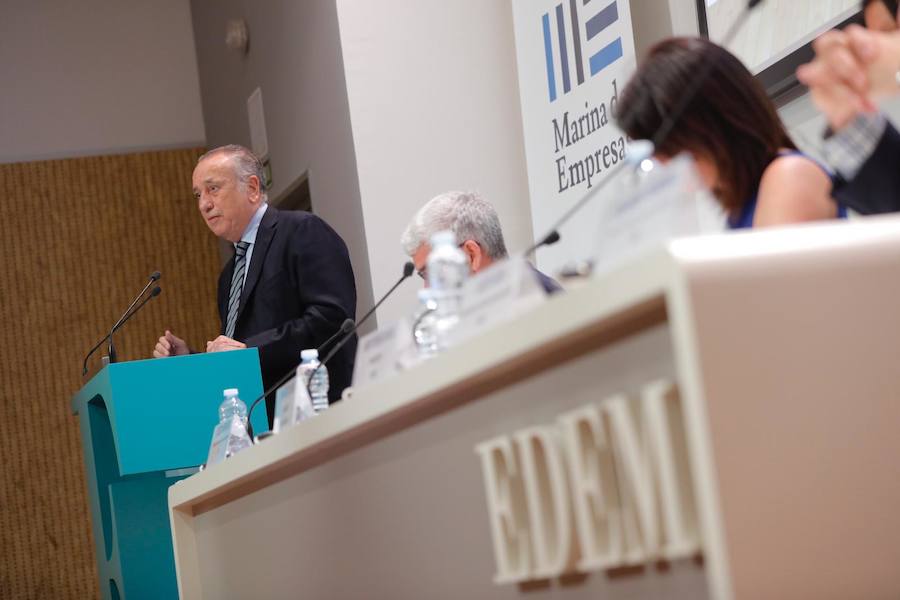 EDEM Escuela de Empresarios ha organizado esta tarde la graduación de la primera promoción del Grado en Ingeniería y Gestión Empresarial (IGE), titulación adscrita a la Universitat Politècnica de Valencia (UPV), y de la cuarta promoción del Grado en ADE para Emprendedores, adscrito a la Universitat de València (UV). Fernando Roig, presidente del Grupo Pamesa y del Villarreal CF, ha apadrinado a los estudiantes recién egresados.