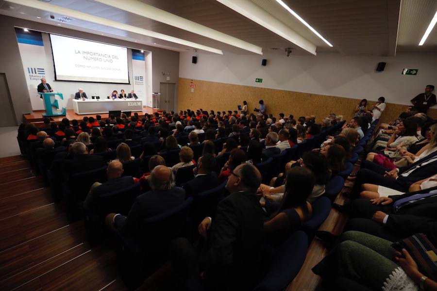 EDEM Escuela de Empresarios ha organizado esta tarde la graduación de la primera promoción del Grado en Ingeniería y Gestión Empresarial (IGE), titulación adscrita a la Universitat Politècnica de Valencia (UPV), y de la cuarta promoción del Grado en ADE para Emprendedores, adscrito a la Universitat de València (UV). Fernando Roig, presidente del Grupo Pamesa y del Villarreal CF, ha apadrinado a los estudiantes recién egresados.