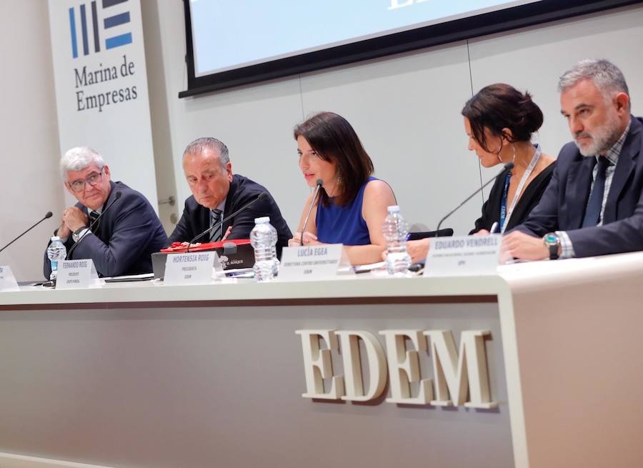 EDEM Escuela de Empresarios ha organizado esta tarde la graduación de la primera promoción del Grado en Ingeniería y Gestión Empresarial (IGE), titulación adscrita a la Universitat Politècnica de Valencia (UPV), y de la cuarta promoción del Grado en ADE para Emprendedores, adscrito a la Universitat de València (UV). Fernando Roig, presidente del Grupo Pamesa y del Villarreal CF, ha apadrinado a los estudiantes recién egresados.