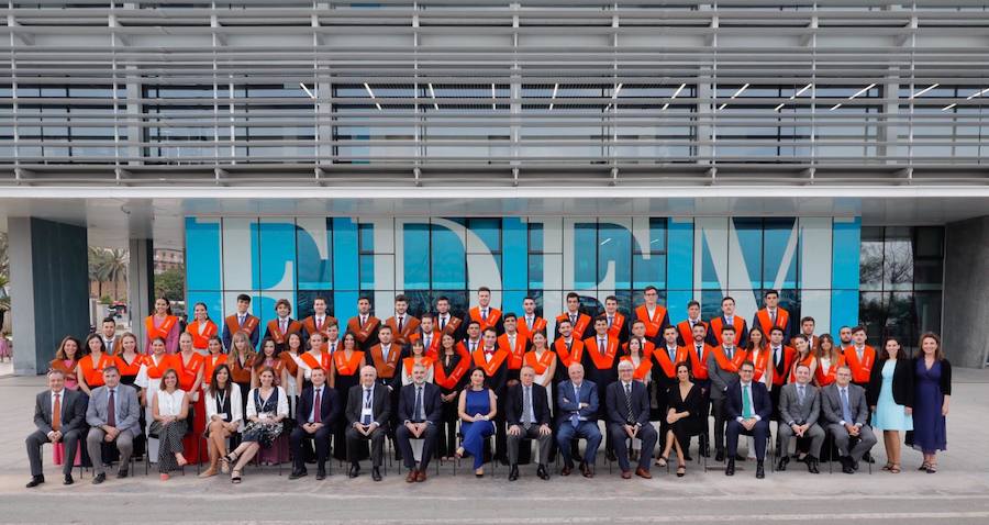 EDEM Escuela de Empresarios ha organizado esta tarde la graduación de la primera promoción del Grado en Ingeniería y Gestión Empresarial (IGE), titulación adscrita a la Universitat Politècnica de Valencia (UPV), y de la cuarta promoción del Grado en ADE para Emprendedores, adscrito a la Universitat de València (UV). Fernando Roig, presidente del Grupo Pamesa y del Villarreal CF, ha apadrinado a los estudiantes recién egresados.