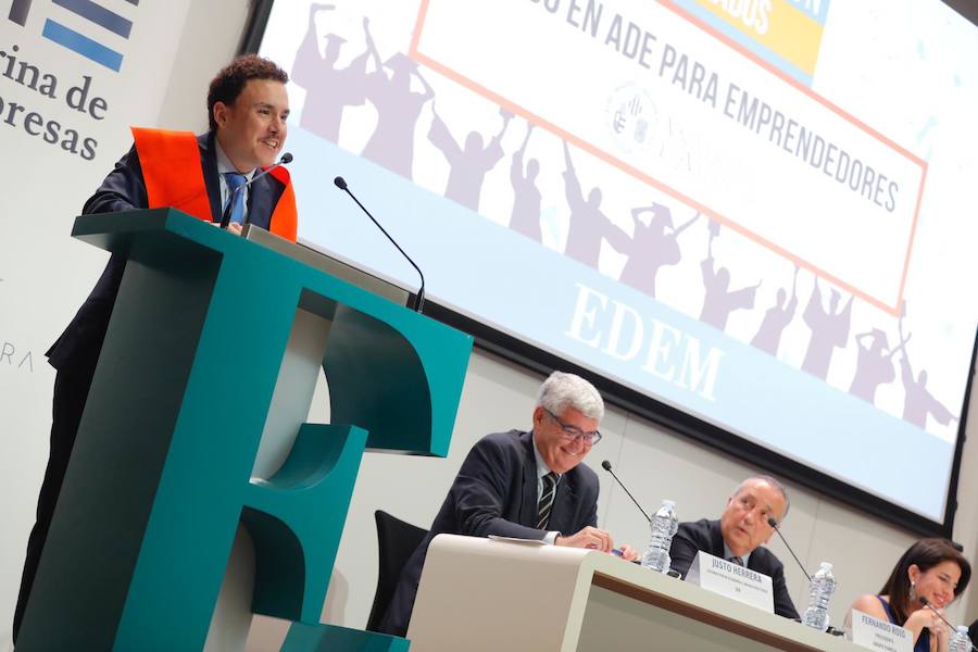 EDEM Escuela de Empresarios ha organizado esta tarde la graduación de la primera promoción del Grado en Ingeniería y Gestión Empresarial (IGE), titulación adscrita a la Universitat Politècnica de Valencia (UPV), y de la cuarta promoción del Grado en ADE para Emprendedores, adscrito a la Universitat de València (UV). Fernando Roig, presidente del Grupo Pamesa y del Villarreal CF, ha apadrinado a los estudiantes recién egresados.