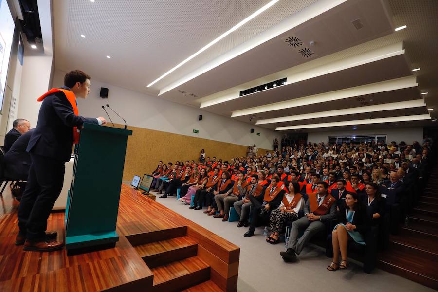 EDEM Escuela de Empresarios ha organizado esta tarde la graduación de la primera promoción del Grado en Ingeniería y Gestión Empresarial (IGE), titulación adscrita a la Universitat Politècnica de Valencia (UPV), y de la cuarta promoción del Grado en ADE para Emprendedores, adscrito a la Universitat de València (UV). Fernando Roig, presidente del Grupo Pamesa y del Villarreal CF, ha apadrinado a los estudiantes recién egresados.