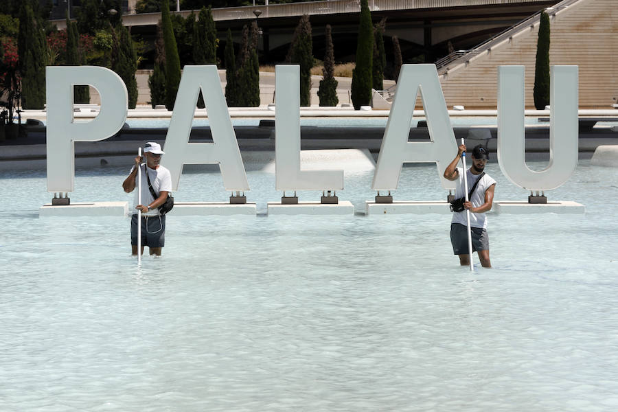 Temperaturas cercanas a los 40 grados en algunas poblaciones y las vacaciones aún lejos para muchos, empujan a los valencianos a buscar fórmulas para combatir el calor. Playas, piscinas y hasta fuentes son buenas para refrescarse. Hasta los animales del Bioparc tienen su ración de helado.